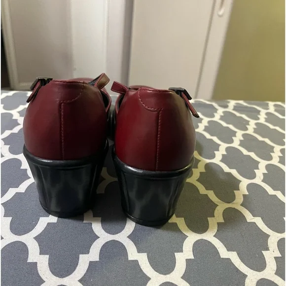 Moving Sale! Genuine Leather! Adorable 🥰 Burgundy Mary Jane Style Dansko Shoes - Picture 4 of 5